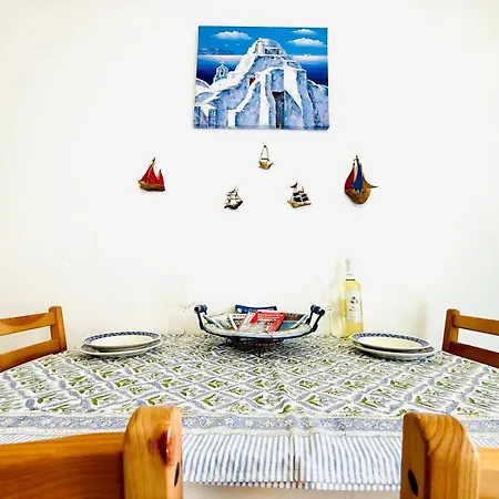 Stylish 2 Bd Escape With Patio At 오르노스